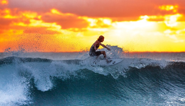 Lee más sobre el artículo El Deporte del Surf: ¿Es lo Mismo Surfear que Correr Olas?